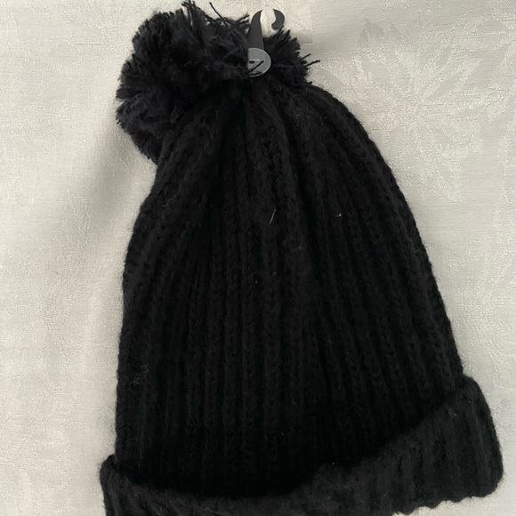 NWT Tahari Knit Pom-Pom Hat - Picture 2 of 4
